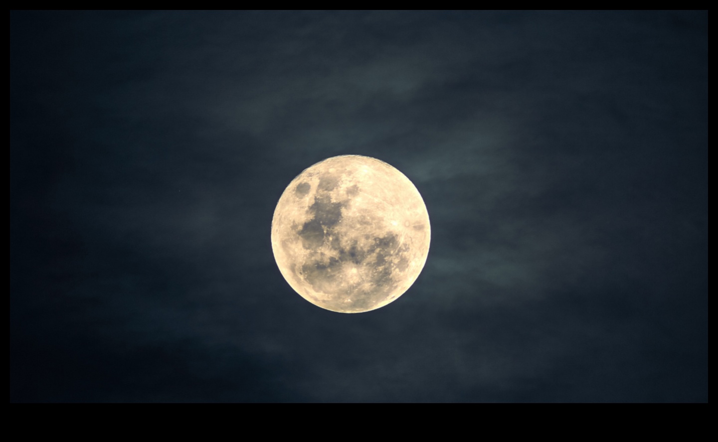 Lunar Lore: השפעת כוח הכבידה על בן לוויה האניגמטי של כדור הארץ