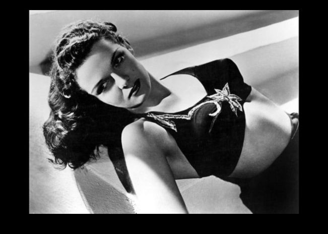 אייקוני פצצה ברונטיים Faceoff: מראה החתימה של מי מנצח?