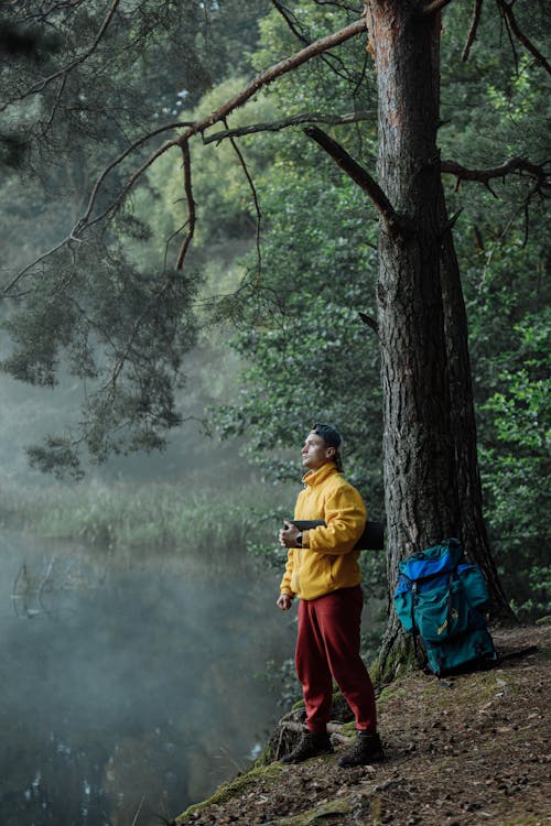 קבוצת חברים מטיילת בסתיו