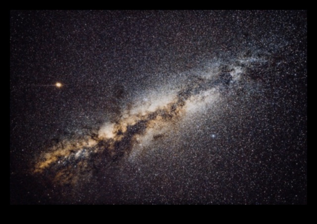 קולאז' שמימי: ביטויים אמנותיים של פלאי אסטרל בגלקסיות