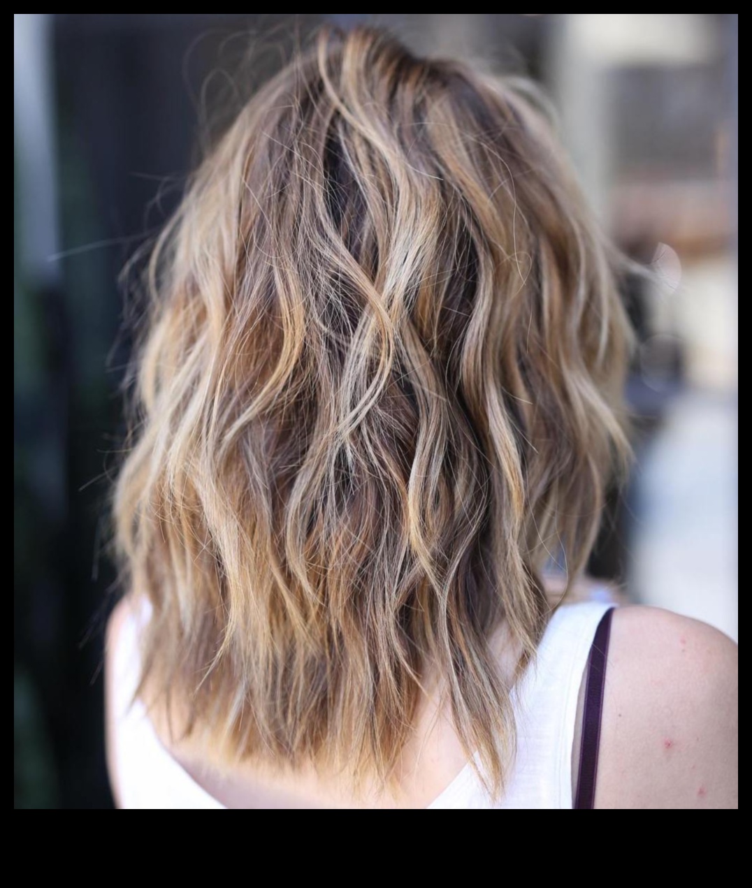 גלים ושכבות: יצירת מרקם בשיער באורך בינוני