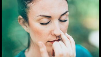 לנשום בקלות: טכניקות חיוניות לשלווה יומיומית