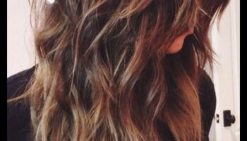 גלים ושכבות: יצירת מרקם בשיער באורך בינוני